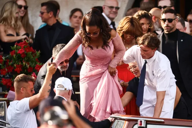 2025-06-27T164537Z_856156780_RC24BFAY22PD_RTRMADP_3_PEOPLE-BEZOS-WEDDING-728x486