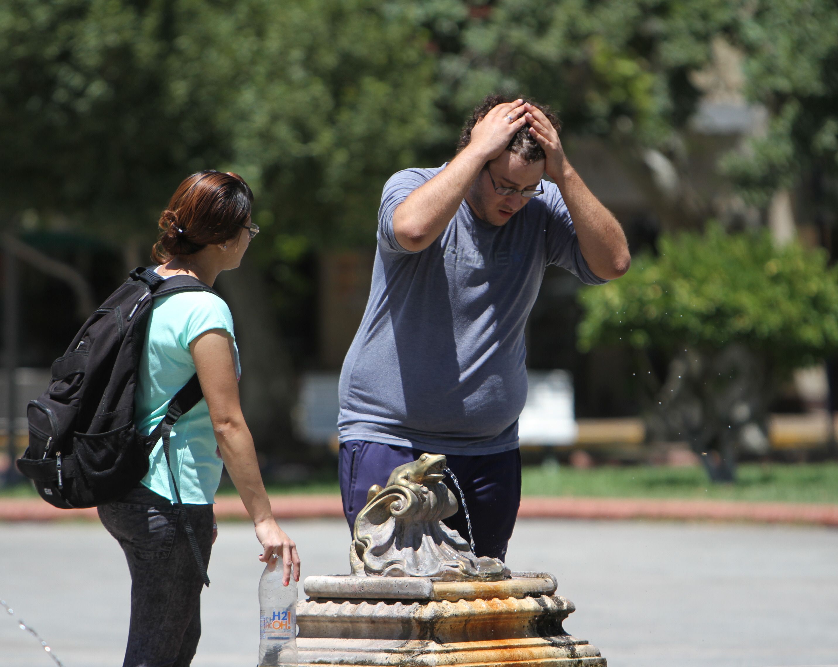 Un alivio. Durante los d&iacute;as de calor agobiante, los sapitos de la plaza 25 de Mayo sirvieron para aliviar a los peatones que circulaban por el centro.