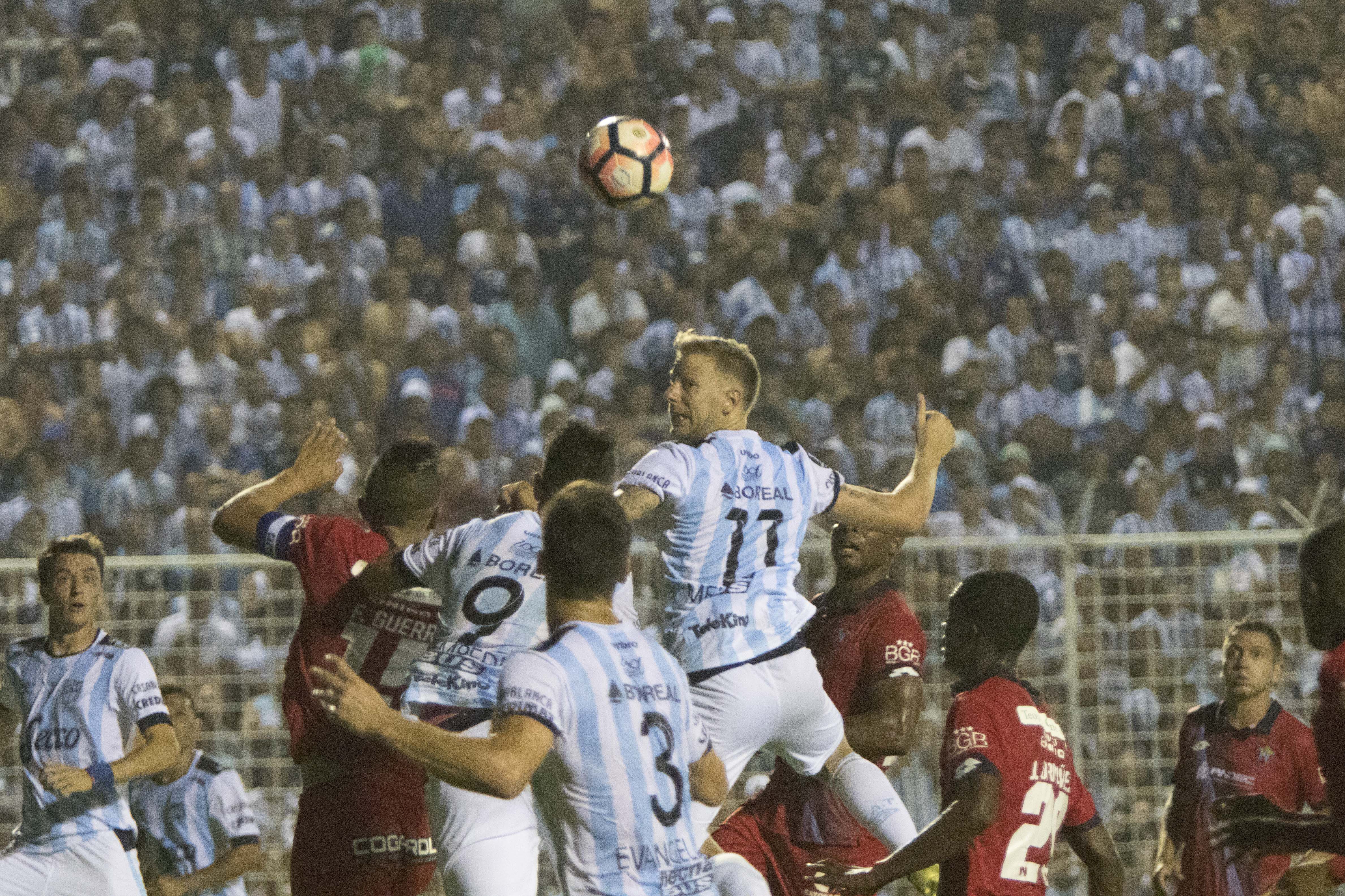 Télam 31/01/2017 Tucumán: Al término del primer tiempo, Atlético Tucumán igula 1 a 1 con El Nacional de Quito, Ecuador, en el arranque de una de las series de la fase 2 de la Copa Libertadores. Foto: Julio Pantoja/jcp Télam 31/01/2017 Tucumán: Al término del primer tiempo, Atlético Tucumán igula 1 a 1 con El Nacional de Quito, Ecuador, en el arranque de una de las series de la fase 2 de la Copa Libertadores. Foto: Julio Pantoja/jcp