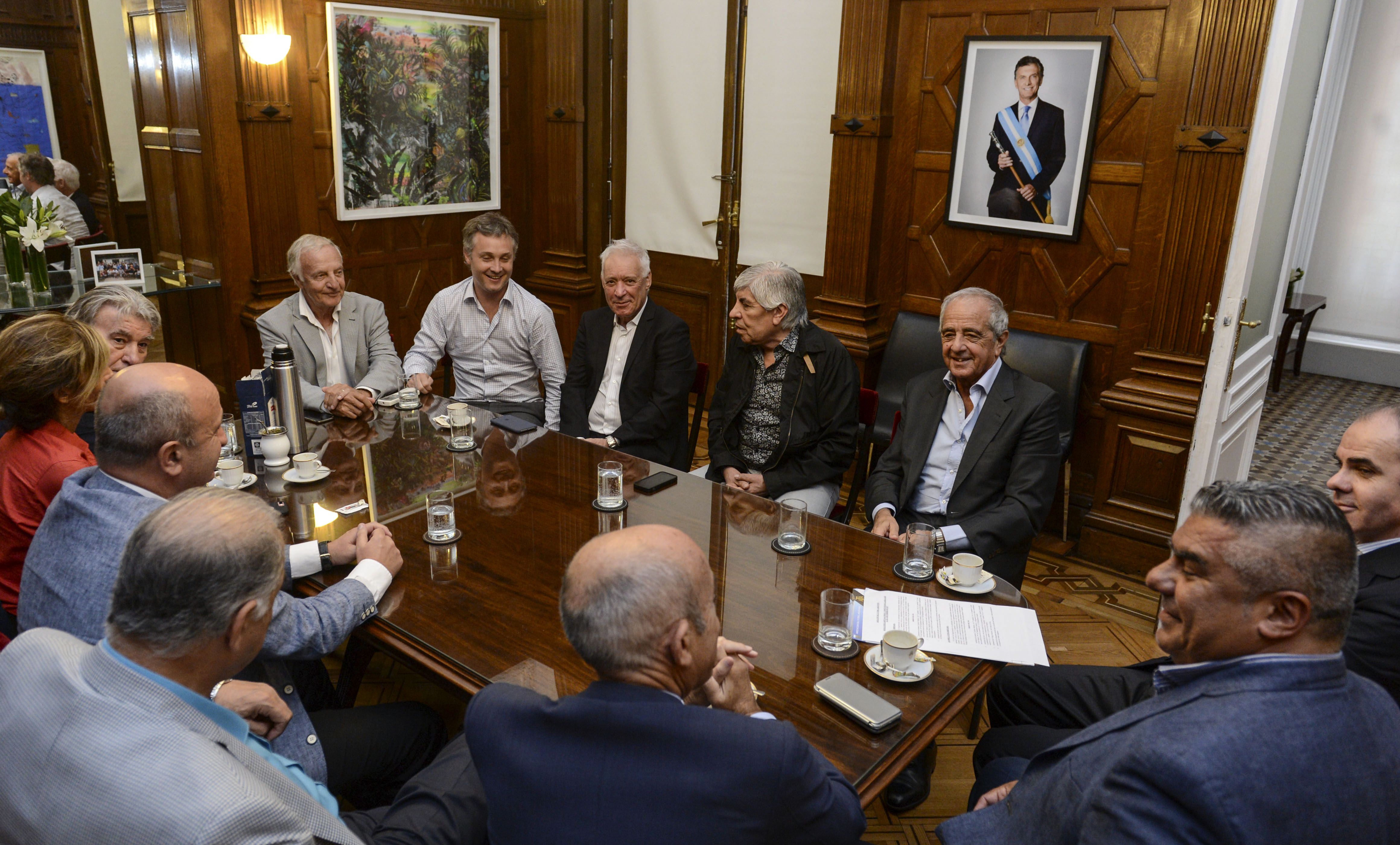 Buenos Aires: Los dirigentes representantes de la AFA mantuvieron una reuni&oacute;n  con el secretario general de la Presidencia, Fernando De Andreis, y el titular del FPT, Fernando Mar&iacute;n, donde se acord&oacute;  los t&eacute;rminos para la rescisi&oacute;n del contrato de F&uacute;tbol para Todos (FPT). Foto: Presidencia/T&eacute;lam/amb 13/02/2017