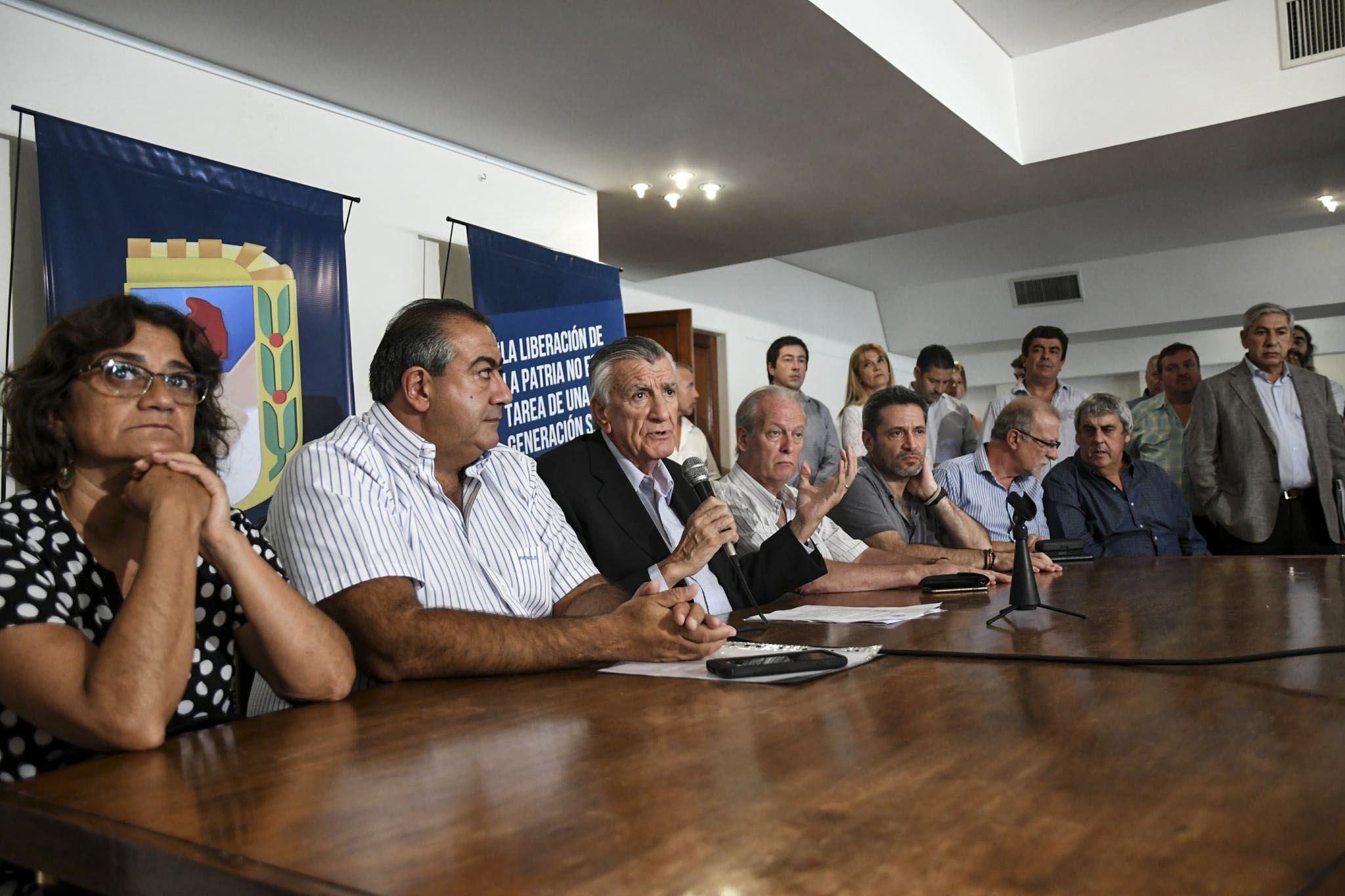 Télam 20/02/2017 Buenos Aires: El Partido Justicialista expresó hoy su apoyo 'orgánico e institucional a la marcha de protesta por la situación económica y social a la que convoca la CGT el 7 de marzo, según quedó establecido en la reunión que mantuvieron las autoridades nacionales del peronismo y la cúpula de la central sindical en la sede de la calle Matheu 130. El presidente del PJ realiza una conferencia de prensa para anunciar su apoyo.Foto: Osvaldo Fanton/Télam/amb Télam 20/02/2017 Buenos Aires: El Partido Justicialista expresó hoy su apoyo 'orgánico e institucional a la marcha de protesta por la situación económica y social a la que convoca la CGT el 7 de marzo, según quedó establecido en la reunión que mantuvieron las autoridades nacionales del peronismo y la cúpula de la central sindical en la sede de la calle Matheu 130. El presidente del PJ realiza una conferencia de prensa para anunciar su apoyo.Foto: Osvaldo Fanton/Télam/amb