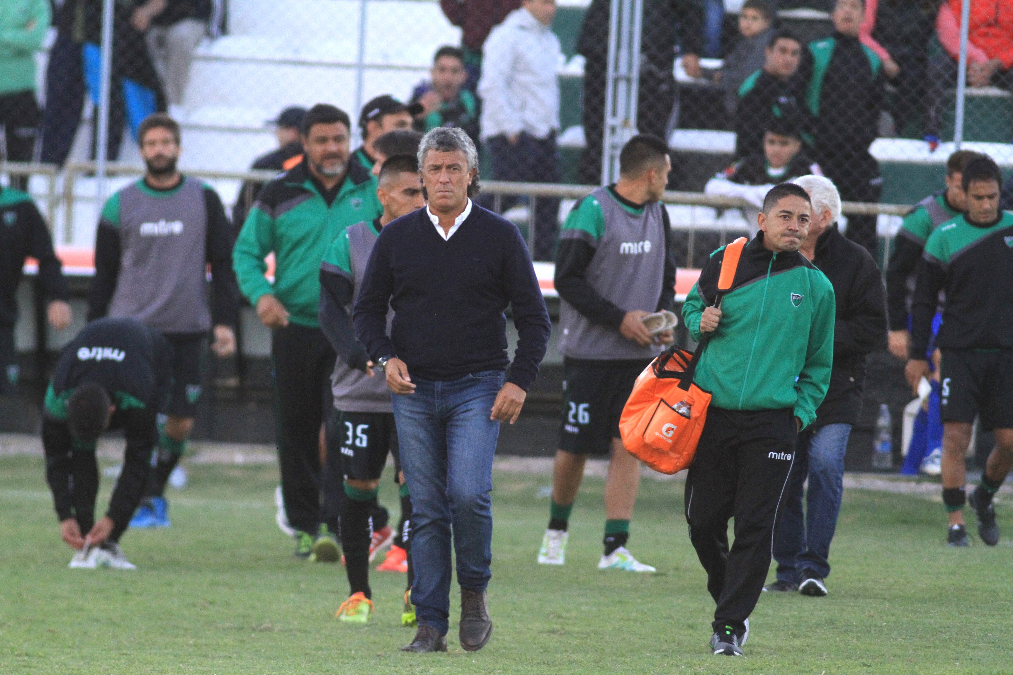 Sin nexo. Pipo Gorosito sigue sin ganar y ayer destacó el trabajo de la defensa y que le falta un nexo para tener equilibrio y contacto entre volantes y delanteros. Sin nexo. Pipo Gorosito sigue sin ganar y ayer destacó el trabajo de la defensa y que le falta un nexo para tener equilibrio y contacto entre volantes y delanteros.