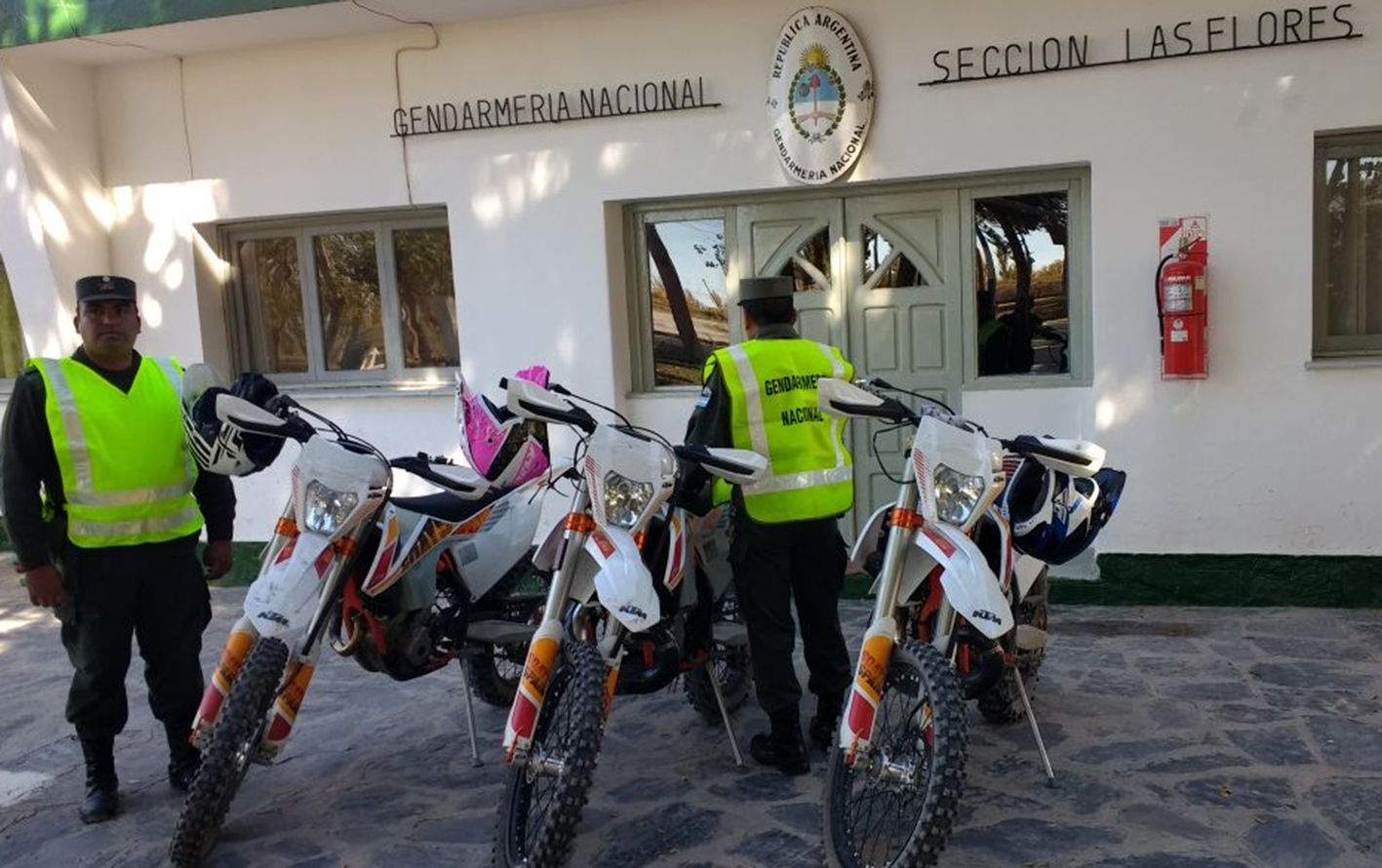 LAS MOTOS que habr&iacute;an intentado contrabandear los tres sospechosos est&aacute;n valuadas en unos 22.000 d&oacute;lares. Los rodados quedaron secuestrados en la Secci&oacute;n Las Flores de Gendarmer&iacute;a.