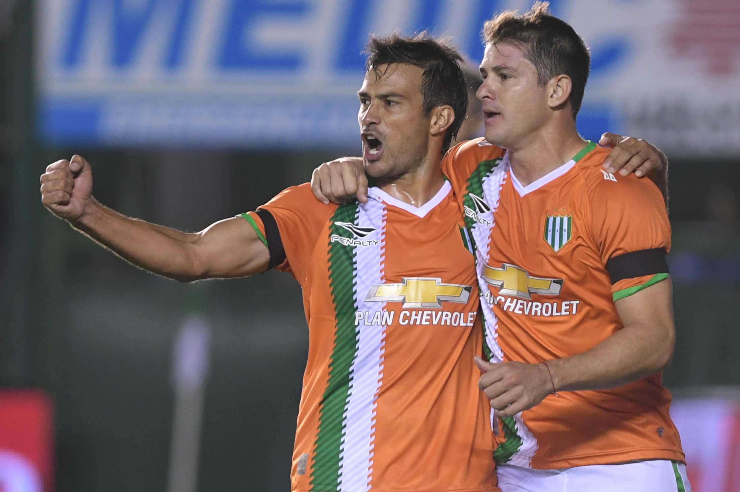 Telam 08/05/2017 Buenos Aires: Dar&iacute;o Cvitanich, delantero del Taladro, festeja el gol de penal convertido a Sarmiento de Junin, en el encuentro por el torneo de Primera Division 2016/17.  Foto: Julian Alvarez. / CF