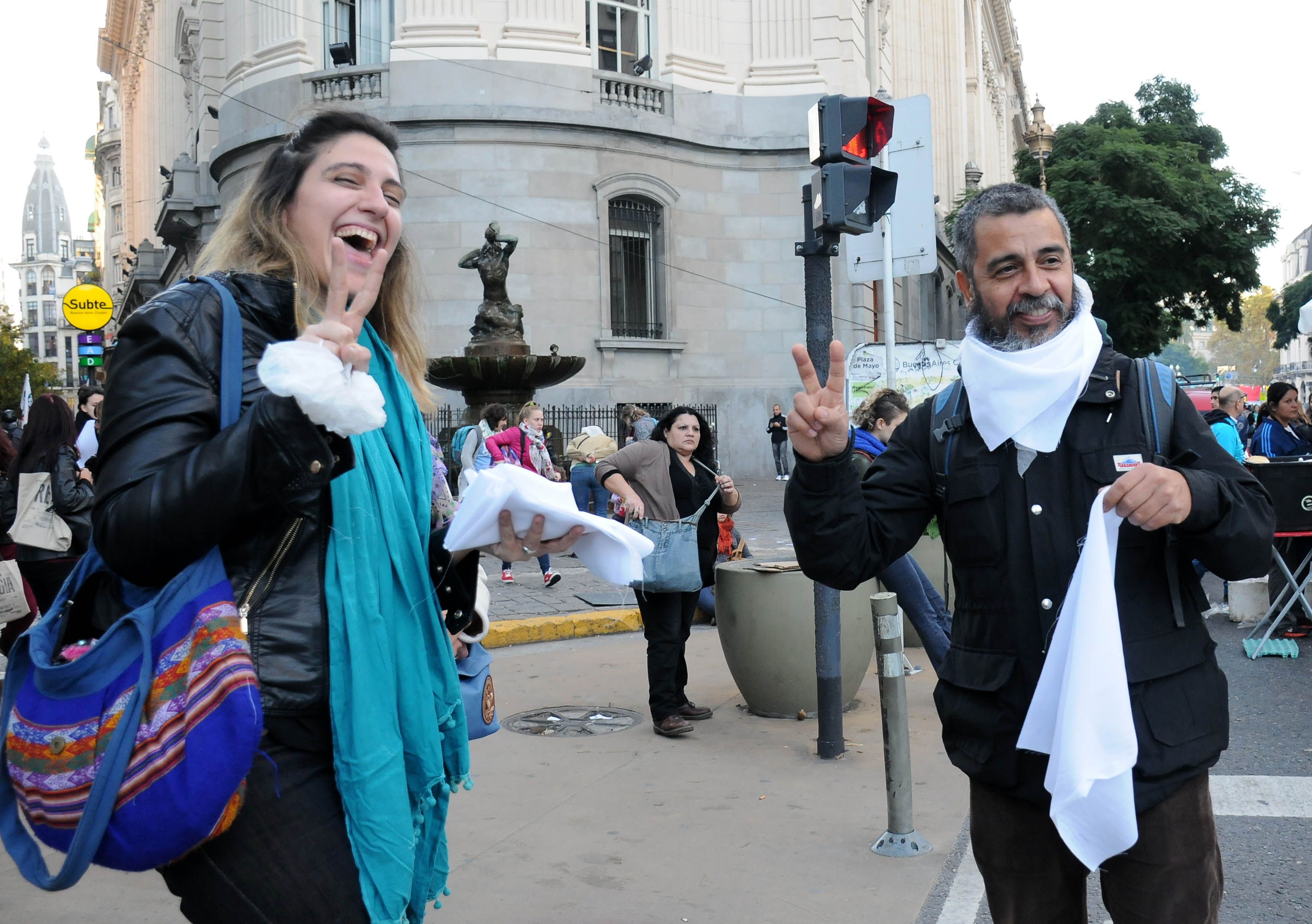 DYN43, BUENOS AIRES 10/05/17, REPARTO DE PA�UELOS BLNCOS, CONSIGNA DE LA MARCHA CONTRA EL 2X1.FOTO:DYN/CARLOS GRECO. DYN43, BUENOS AIRES 10/05/17, REPARTO DE PA�UELOS BLNCOS, CONSIGNA DE LA MARCHA CONTRA EL 2X1.FOTO:DYN/CARLOS GRECO.