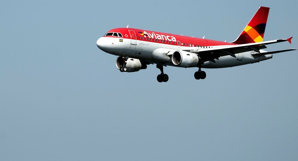 zzzzinte1(FILES) This file photo taken on August 19, 2015 shows an Avianca airliner landing in the Santos Dumont airport (not framed) in Rio de Janeiro, Brazil.Colombian airline Avianca suspended flights to Venezuela, after an incident with a Venezuelan Air Force air plane. The airliner AVA011 that overflown Venezuelan territory, detected another air plane flying in a short distance, forcing Colombia's government to ask Venezuela's for explanations. / AFP PHOTO / Vanderlei ALMEIDAzzzz zzzzinte1(FILES) This file photo taken on August 19, 2015 shows an Avianca airliner landing in the Santos Dumont airport (not framed) in Rio de Janeiro, Brazil.Colombian airline Avianca suspended flights to Venezuela, after an incident with a Venezuelan Air Force air plane. The airliner AVA011 that overflown Venezuelan territory, detected another air plane flying in a short distance, forcing Colombia's government to ask Venezuela's for explanations. / AFP PHOTO / Vanderlei ALMEIDAzzzz