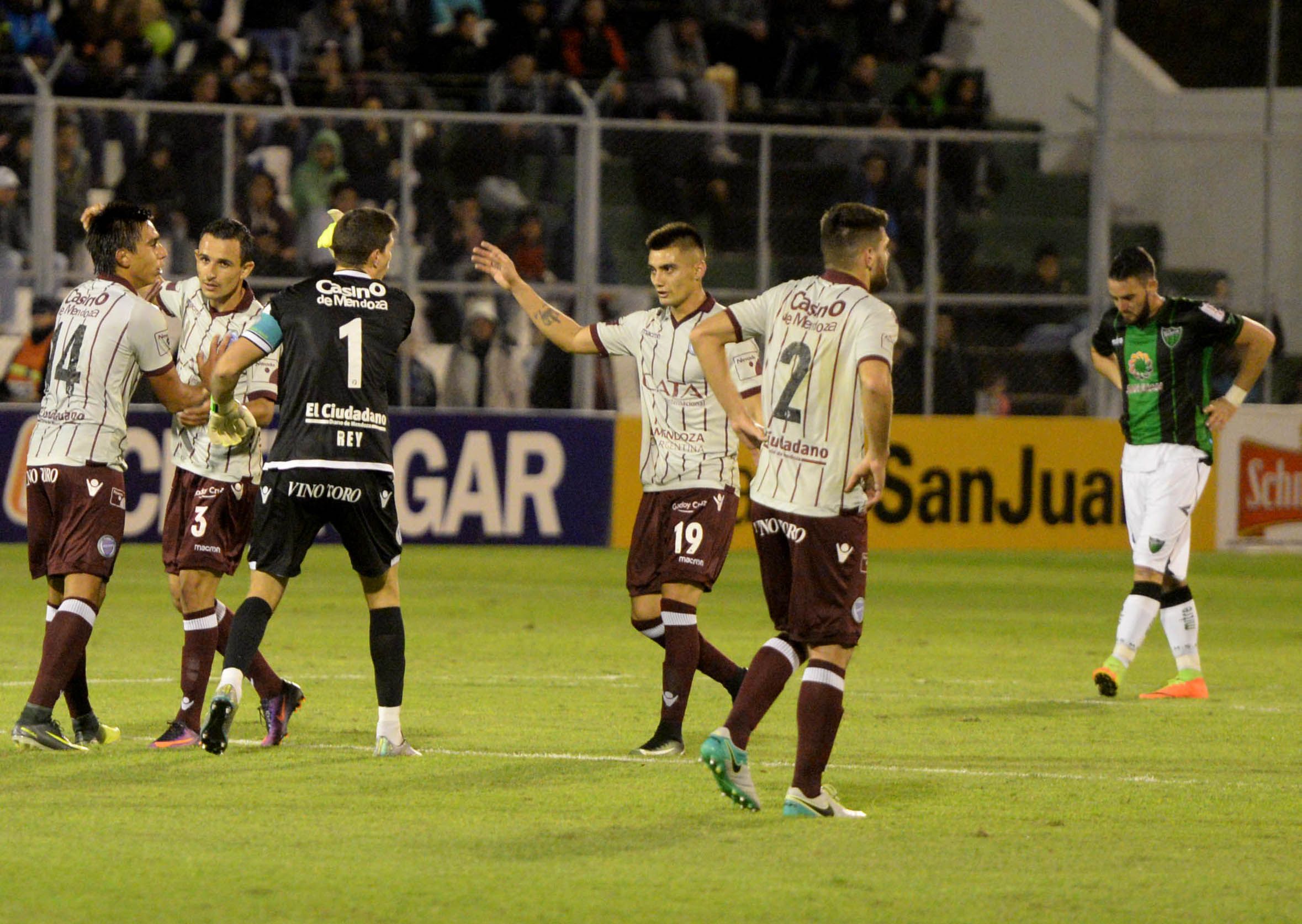 Télam 12/05/2017 San Juan : Godoy Cruz de Mendoza supera en San Juan a San Martín 1 a 0 en el clásico cuyano, al término del primer tiempo, por la 24ta. fecha del campeonato de Primera División. Foto: Parattore jr Télam 12/05/2017 San Juan : Godoy Cruz de Mendoza supera en San Juan a San Martín 1 a 0 en el clásico cuyano, al término del primer tiempo, por la 24ta. fecha del campeonato de Primera División. Foto: Parattore jr