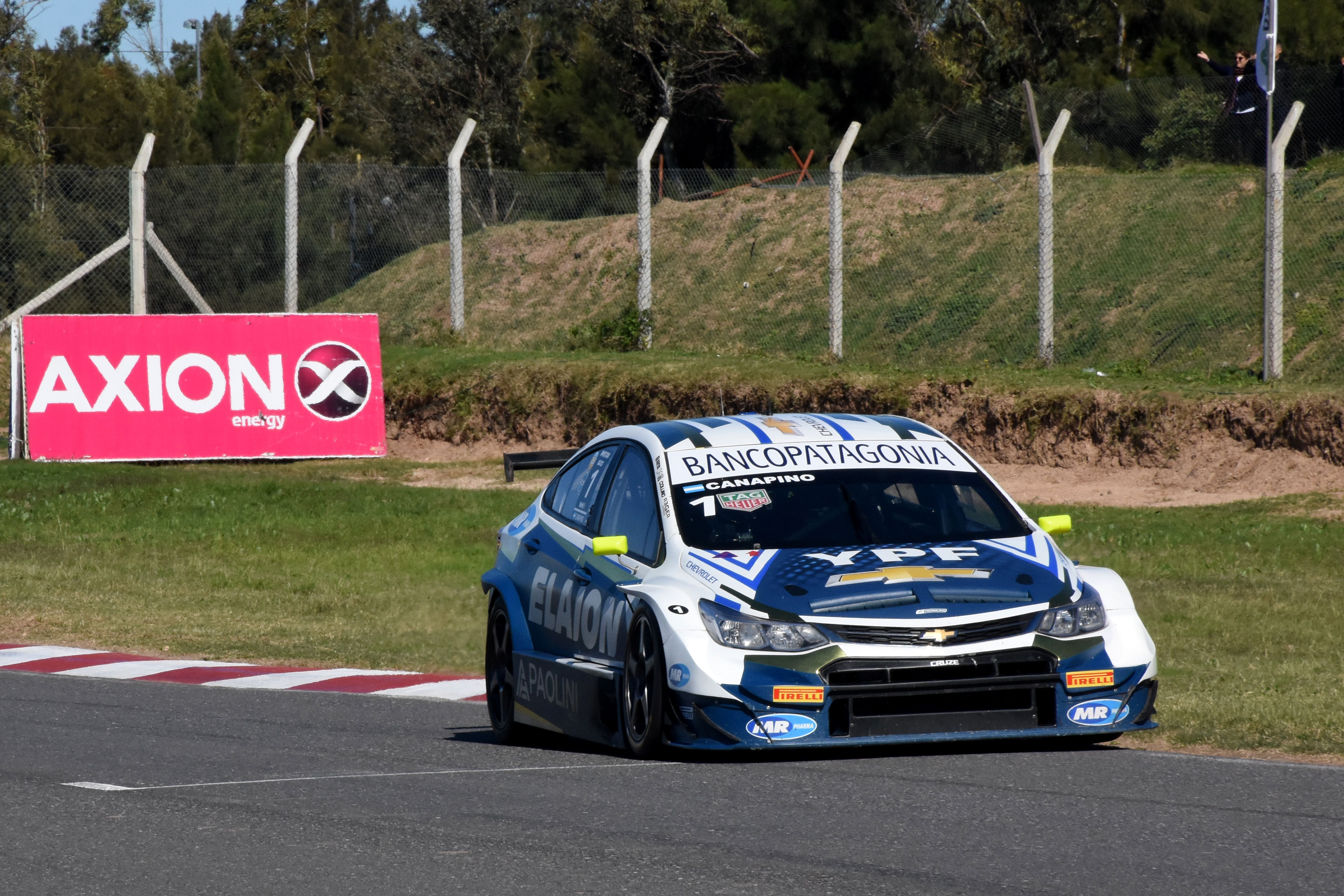 T&eacute;lam 21/05/2017 Rosario: Agustin Canapino(foto) con su Chevrolet Cruze se impuso en la segunda carrera del Super TC2000 que se llevo a cabo en el autodromo 'Juan Manuel Fangio' de esta ciudad. Lo secund&oacute; Facundo Ardusso con Renault y tercero Mat&iacute;as Rossi con Toyota. Foto: Jos&eacute; Granata
