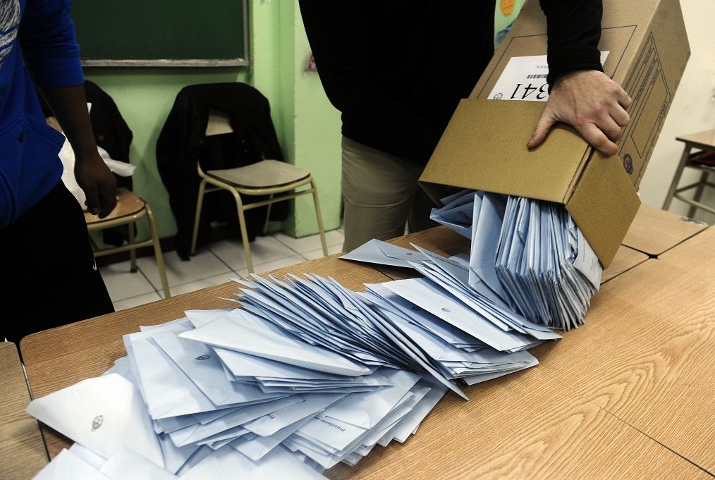 buenos aires 09ago2015 Las primarias abiertas, simult&aacute;neas y obligatorias (PASO) nacionales finalizaron con normalidad a las 18, en las que se definir&aacute;n los candidatos a presidente y vice, a senadores nacionales para renovar 24 bancas, a diputados nacionales para ocupar 130 esca&ntilde;os y 43 representantes al Parlasur, que competir&aacute;n en las elecciones generales del 25 octubre. foto gens/telam/dsl