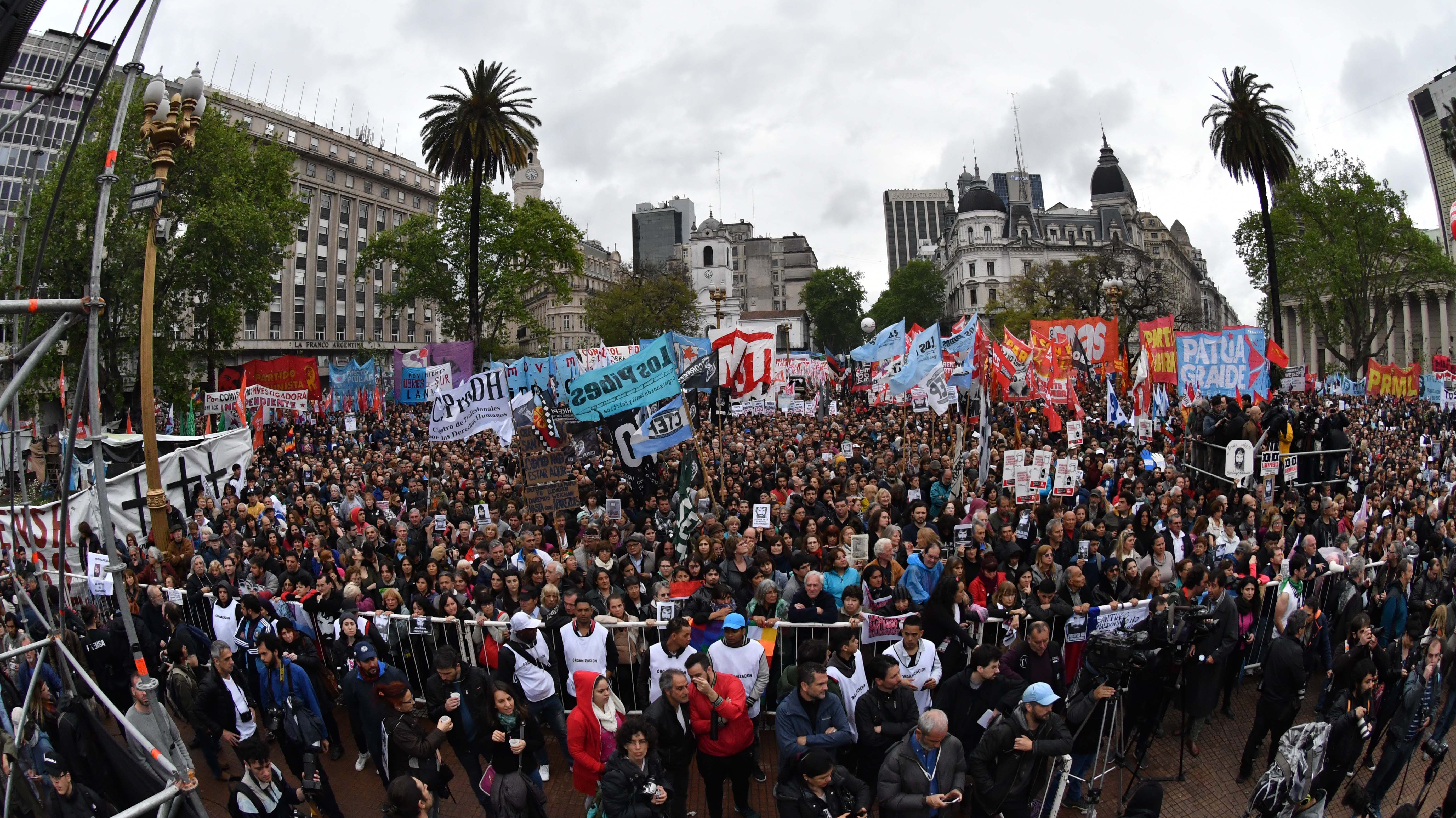 Télam 01/10/2017 Buenos Aires: Familiares de Santiago Maldonado, organismos de Derechos Humanos y agrupaciones sociales y culturales realizan una ''gran jornada nacional e internacional de lucha por la aparición con vida'' del joven al cumplirse dos meses de haber sido visto por última vez en un operativo de la Gendarmería en la comunidad mapuche de Resistencia en Cushamen, en el noroeste de la provincia de Chubut. Foto: Paula Ribas/cf Télam 01/10/2017 Buenos Aires: Familiares de Santiago Maldonado, organismos de Derechos Humanos y agrupaciones sociales y culturales realizan una ''gran jornada nacional e internacional de lucha por la aparición con vida'' del joven al cumplirse dos meses de haber sido visto por última vez en un operativo de la Gendarmería en la comunidad mapuche de Resistencia en Cushamen, en el noroeste de la provincia de Chubut. Foto: Paula Ribas/cf