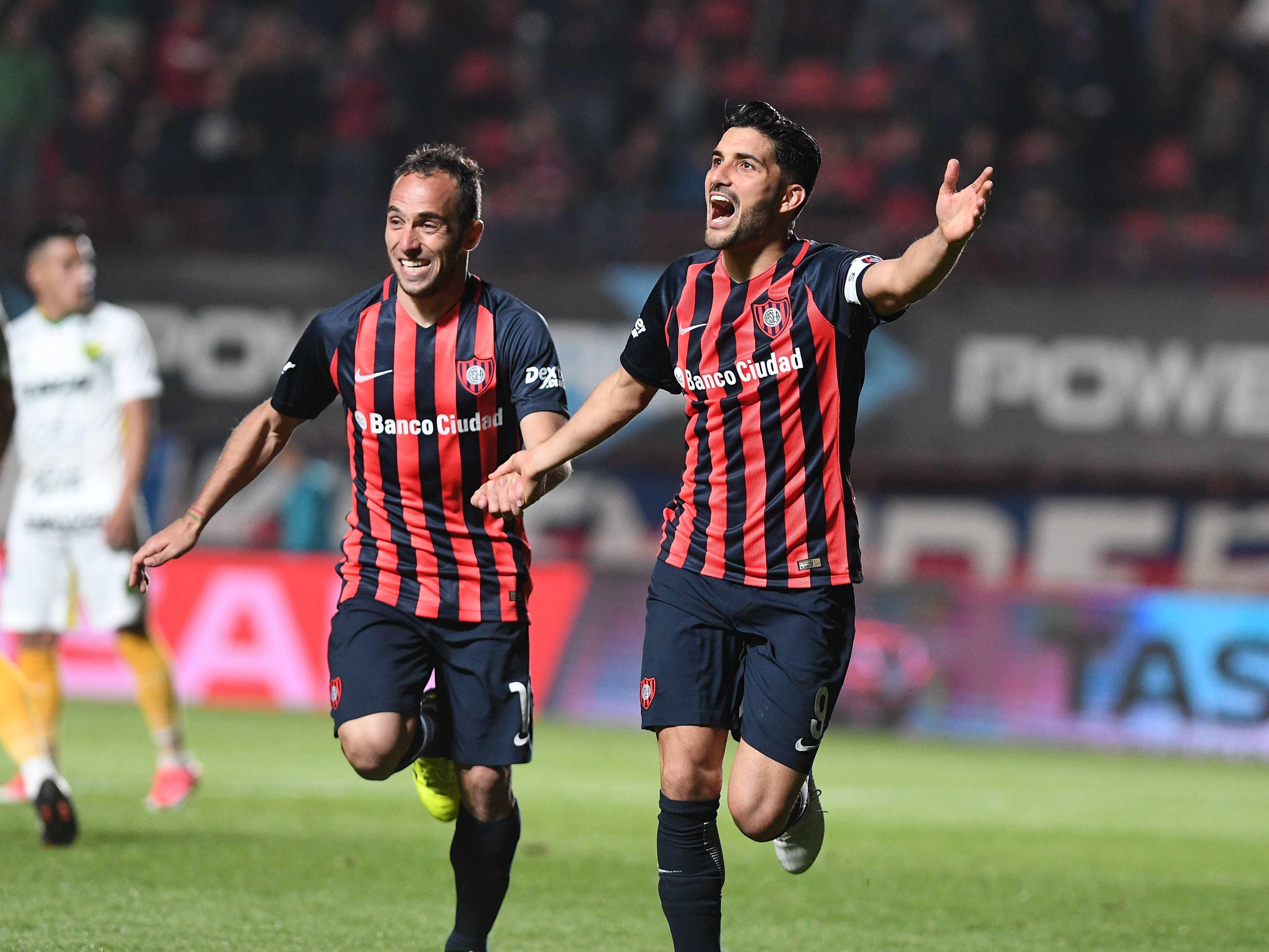 T&eacute;lam 13/10/2017     Buenos Aires: Blandi festeja con sus compa&ntilde;eros su tanto que le permite a San Lorenzo ampliar transitoriamente la ventaja por 2-0 ante Olimpo de Bah&iacute;a Blanca por la sexta fecha de la Superliga. foto gomez/ jr