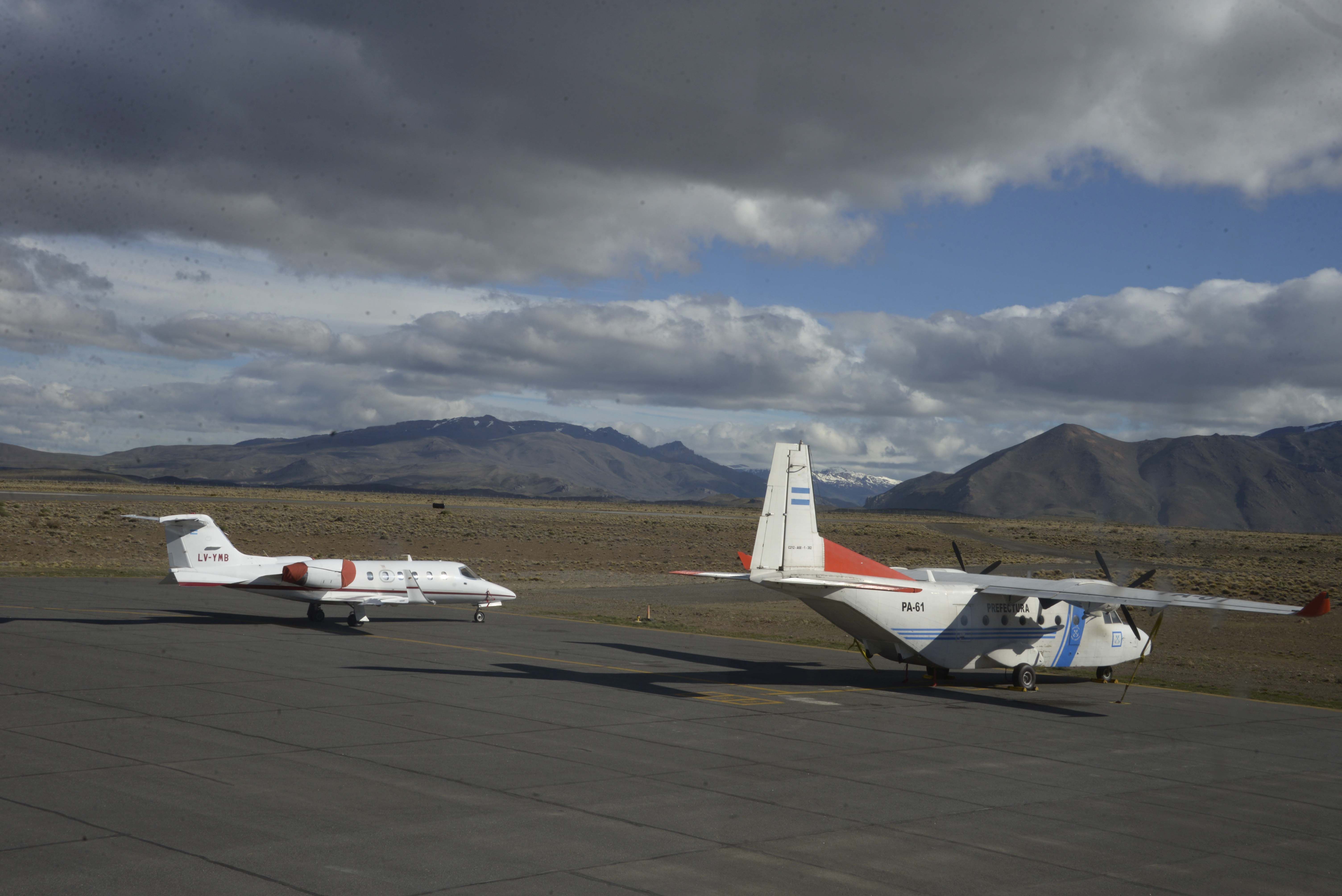 Telam 18/10/2017 Esquel: Avi&oacute;n sanitario en el cual ser&aacute; llevado el cuerpo encontrado en el r&iacute;o Chubut para realizarle la autopsia y saber si es Santiago Maldonado. Foto: enviada especial/Alejandra Bartoliche/telam/cf