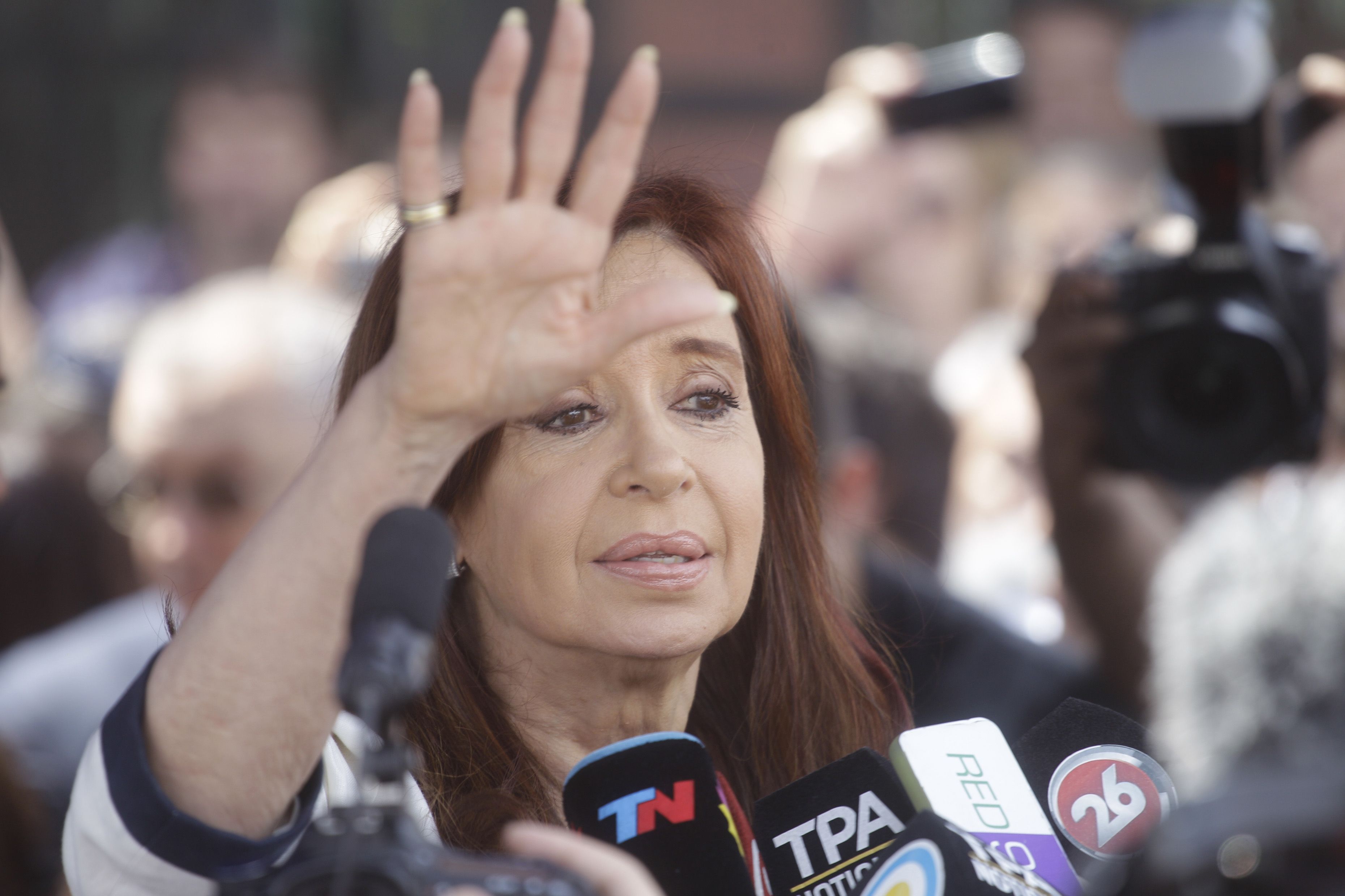 DYN16, BUENOS AIRES, 26/10/2017, CRISTINA FERNANDEZ DE KIRCHENR HABLA LUEGO DE PRESENTAR UN ESCRITO EN LOS TRIBUNALES DE COMODORO PY. FOTO:DYN/ALBERTO RAGGIO. DYN16, BUENOS AIRES, 26/10/2017, CRISTINA FERNANDEZ DE KIRCHENR HABLA LUEGO DE PRESENTAR UN ESCRITO EN LOS TRIBUNALES DE COMODORO PY. FOTO:DYN/ALBERTO RAGGIO.