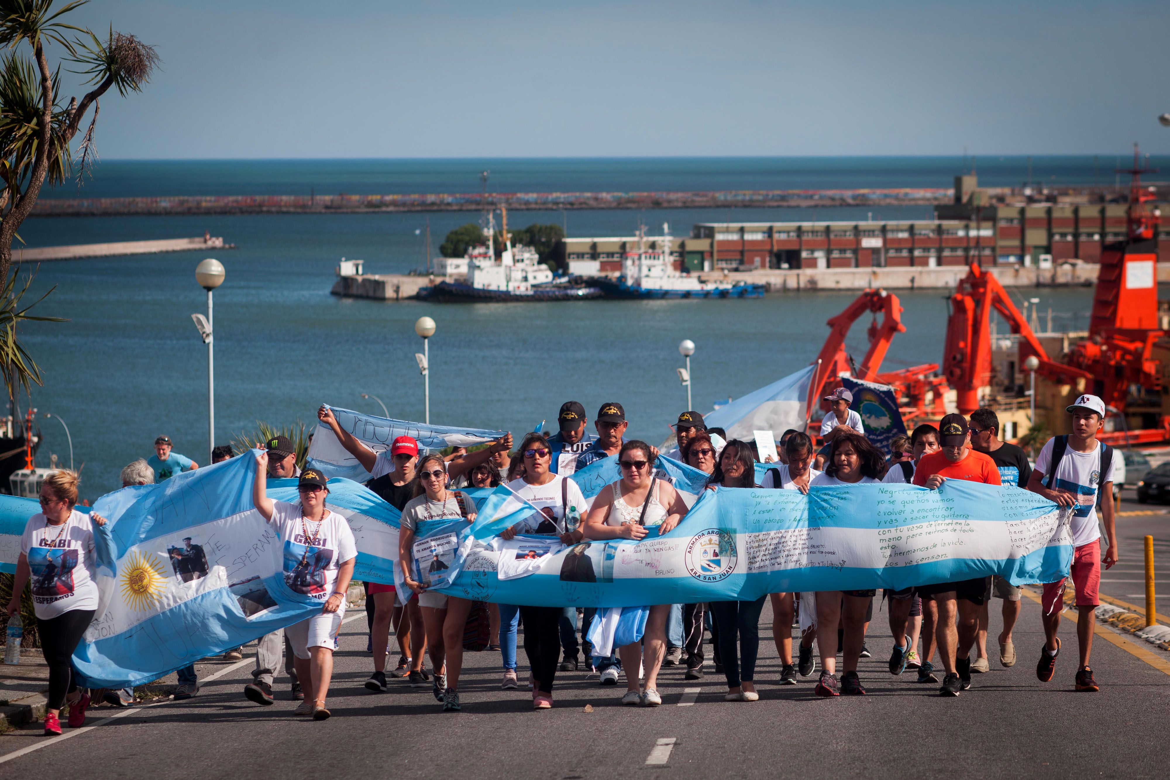 T&eacute;lam 15/12/2017 Mar del Plata: Marcha a un mes de la desaparici&oacute;n del submarino ARA San Juan con sus 44 tripulantes a bordo para reclamar que se contin&uacute;e la b&uacute;squeda del mismo ya que  la Armada Argentina no logr&oacute; detectar ning&uacute;n indicio de la nave ni saber qu&eacute; sucedi&oacute; con ella, pese a rastrillar en forma permanente con apoyo de buques internacionales el &aacute;rea de 40 kil&oacute;metros de radio delimitada para su b&uacute;squeda en el Atl&aacute;ntico Sur. Foto: Diego Izquierdo