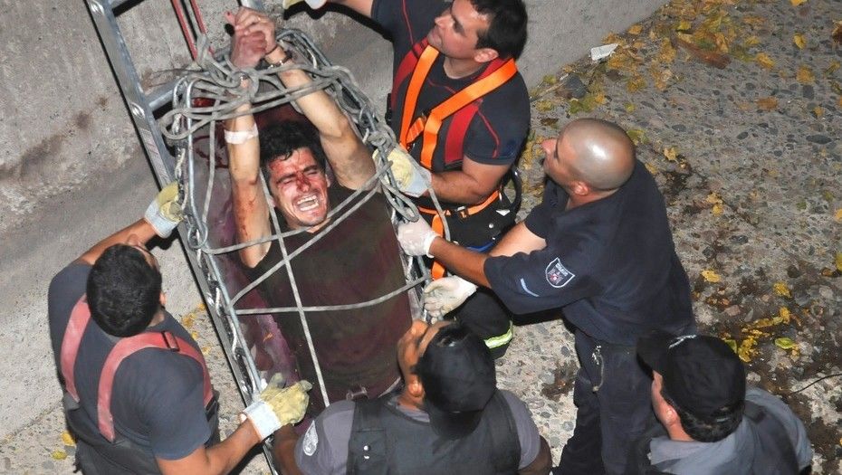 MENDOZA 31/03/10 FUGA DE PRESO POLICIALESESTA NOCHE UN REO SE ESCAPO DEL HOSPITAL CENTRAL Y SE ARROJO AL CANAL CACIQUE GUAYMALLEN, FUE RECAPTURADO POR LA POLICIA. SE TRATA DE MARTIN ESPIASSE, QUE SE HACIA LLAMAR MATIAS LAGOS GONZALEZ.FOTO DIARIO LOS ANDES. MENDOZA 31/03/10 FUGA DE PRESO POLICIALESESTA NOCHE UN REO SE ESCAPO DEL HOSPITAL CENTRAL Y SE ARROJO AL CANAL CACIQUE GUAYMALLEN, FUE RECAPTURADO POR LA POLICIA. SE TRATA DE MARTIN ESPIASSE, QUE SE HACIA LLAMAR MATIAS LAGOS GONZALEZ.FOTO DIARIO LOS ANDES.