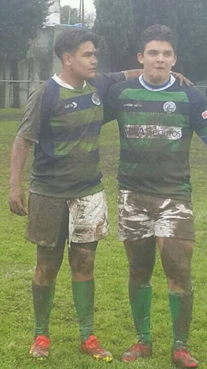 Tomi (a la derecha), dejando todo por su club, en una de las tantas fotos que comparte en su Facebook Tomi (a la derecha), dejando todo por su club, en una de las tantas fotos que comparte en su Facebook