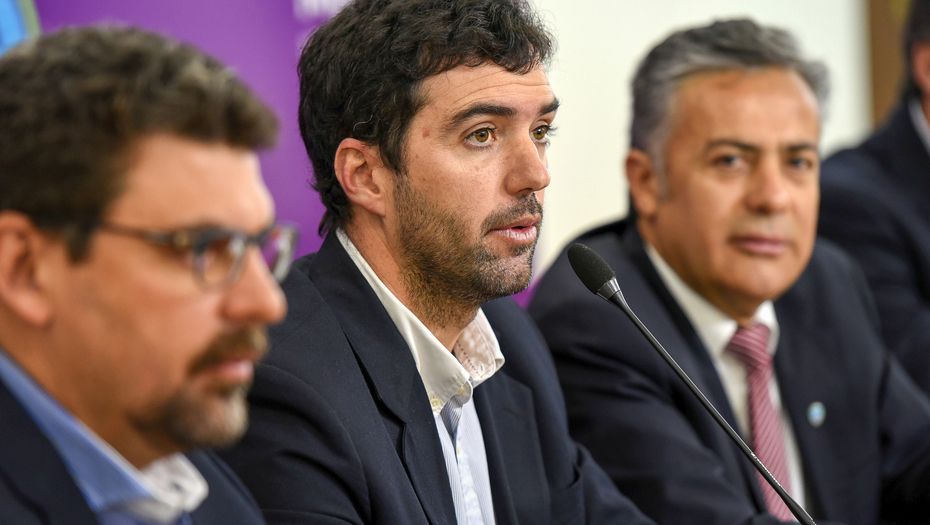 Télam Mendoza 29/07/2016 El titular de la Anses Emilio Basavilbaso llegó a esta provincia para la refinanciación de deuda que mantiene Mendoza con el organismo nacional. Télam Mendoza 29/07/2016 El titular de la Anses Emilio Basavilbaso llegó a esta provincia para la refinanciación de deuda que mantiene Mendoza con el organismo nacional.