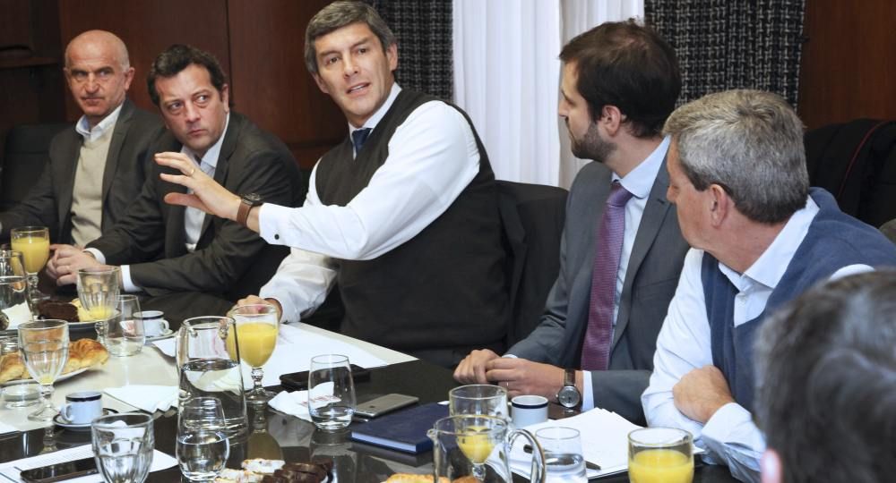 zzzznacp2 NOTICIAS ARGENTINAS BAIRES, AGOSTO 23:  El secretario de Hacienda de la Naci&oacute;n, Rodrigo Pena; Alejandro Caldarelli, secretario de Provincias y Municipios del Ministerio del Interior; Paulino Caballero, subsecretario de Relaciones con Provincias, encabezan una reunion con ministros de economia de las provincias para para determinar c&oacute;mo ser&aacute; el ajuste fiscal del Presupuesto 2019, que se desarrolla en la casa de Salta en Buenos Aires.Foto NA: Pablo Stubrin zzzz