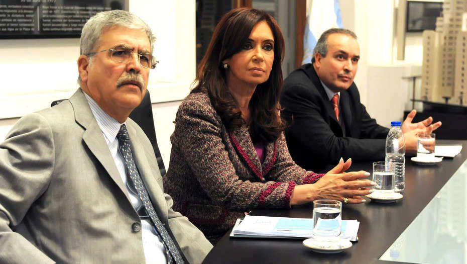 T&eacute;lam Buenos Aires, 20/07/2010 La presidenta Cristina Fern&aacute;ndez de Kirchne flanqueada por el ministro de Planificaci&oacute;n Federal, Julio de Vido y el secretario de Obras P&uacute;blicas, Jos&eacute; L&oacute;pez, en el acto de llamado a licitaci&oacute;n para la construcci&oacute;n de la autov&iacute;a Pilar-Pergamino, realizada en el Sal&oacute;n Mujeres Argentinas de Casa de Gobierno.Foto: Presidencia/T&eacute;lam/cl