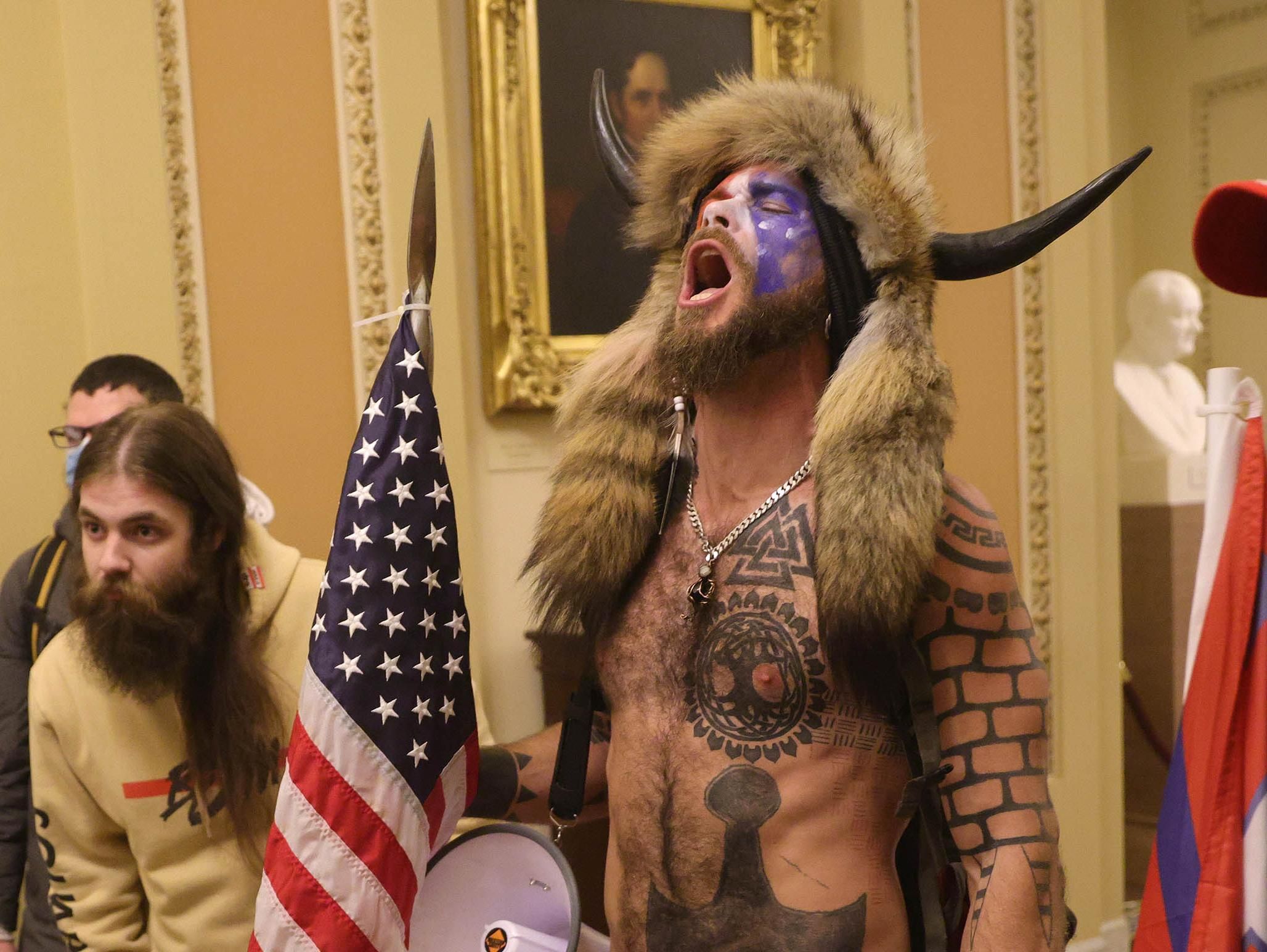TELAM 06012021 En Congreso de Estados Unidos cerraron hoy el edificio y suspendieron la sesi&oacute;n de ambas c&aacute;maras, bajo asedio de protestas pro Trump, suspende la certificaci&oacute;n del triunfo de Biden. Foto AFP Amb-.