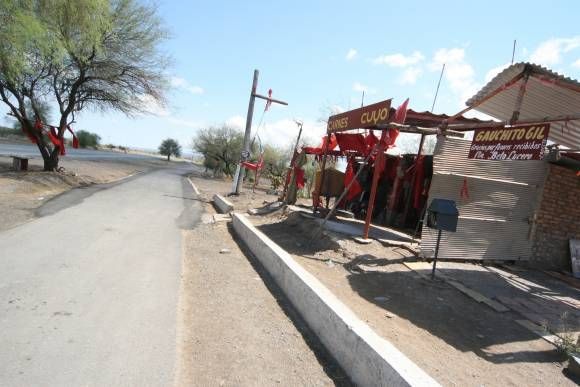 Compartida. Si bien la Senda del Peregrino fue construida para las personas que caminan o van en bicicleta hasta la Difunta Correa, el paraje del Gauchito Gil tambi&eacute;n fue beneficiado: qued&oacute; justo en medio del camino.