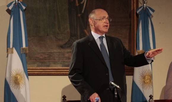 Sin excepciones. El canciller Timerman aclar&oacute; que las medidas judiciales incluyen a &lsquo;Estados (pa&iacute;ses) del pabell&oacute;n de los buques y artefactos navales involucrados y a los Estados en que se encuentren constituidas&lsquo;. 