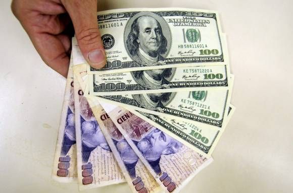 Cada vez más alto. El dólar paralelo sigue sin encontrar un tope y cada vez cotiza más alto. Ayer, por los rumores de nuevas medidas de restricciones cambiarias impulsaron la demanda y lo hicieron llegar a los 9,63 pesos. Cada vez más alto. El dólar paralelo sigue sin encontrar un tope y cada vez cotiza más alto. Ayer, por los rumores de nuevas medidas de restricciones cambiarias impulsaron la demanda y lo hicieron llegar a los 9,63 pesos.