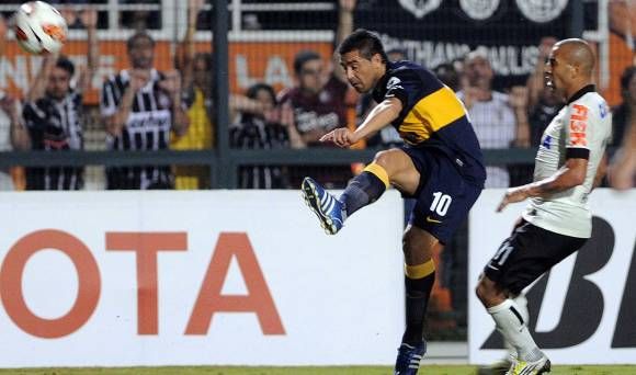 San Román. Riquelme ya metió el zapatazo letal de 37 metros que se le colaría por el segundo palo al arquero de Corinthians, Cassio. El diez de Boca tuvo un gran rendimiento y colaboró para la clasificación a octavos de final. San Román. Riquelme ya metió el zapatazo letal de 37 metros que se le colaría por el segundo palo al arquero de Corinthians, Cassio. El diez de Boca tuvo un gran rendimiento y colaboró para la clasificación a octavos de final.