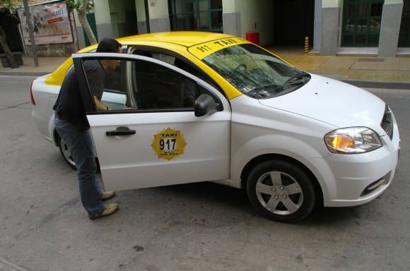 Negociaciones. Hay 1.000 taxis habilitados que regularmente recorren las calles sanjuaninas. En las cámaras que nuclean a los propietarios dicen que miércoles o jueves se reunirán con el Gobierno para ver los números. Negociaciones. Hay 1.000 taxis habilitados que regularmente recorren las calles sanjuaninas. En las cámaras que nuclean a los propietarios dicen que miércoles o jueves se reunirán con el Gobierno para ver los números.