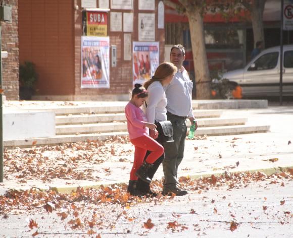 POSTAL. Por el viento, fue usual ver ayer el piso cubierto de hojas amarillas. Las ráfagas más fuertes llegaron al centro cerca del mediodía y siguieron durante la siesta. POSTAL. Por el viento, fue usual ver ayer el piso cubierto de hojas amarillas. Las ráfagas más fuertes llegaron al centro cerca del mediodía y siguieron durante la siesta.
