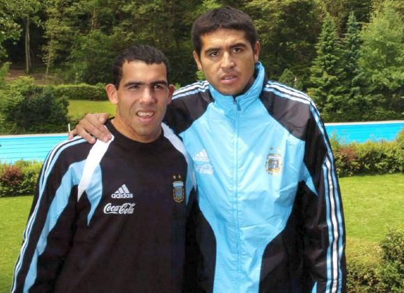 ¿OTRA VEZ JUNTOS? Riquelme y Tevez en esos tiempos de gloria que marcaron mucho para Boca. Ahora, se podrían volver a reunir si es que Román termina de decidir un nuevo regreso. ¿OTRA VEZ JUNTOS? Riquelme y Tevez en esos tiempos de gloria que marcaron mucho para Boca. Ahora, se podrían volver a reunir si es que Román termina de decidir un nuevo regreso.