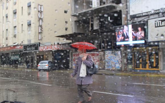 PRECAVIDOS. Como la lluvia arranc&oacute; el martes pasado y se mantuvo hasta la ma&ntilde;ana de ayer, varias personas salieron equipadas con paraguas.
