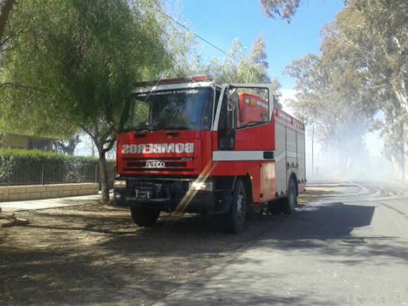 Los Bomberos debieron trabajar r&aacute;pidamente para que las llamas no siguieran avanzando.