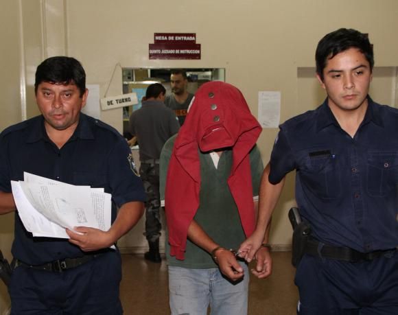 QUISO DESLIGARSE. Luis Lescano le dijo al juez que no tiró a matar. Igual le imputaron homicidio y tenencia ilegal de armas, pues no acreditó la propiedad de un revólver y dos armas largas calibre 22. QUISO DESLIGARSE. Luis Lescano le dijo al juez que no tiró a matar. Igual le imputaron homicidio y tenencia ilegal de armas, pues no acreditó la propiedad de un revólver y dos armas largas calibre 22.