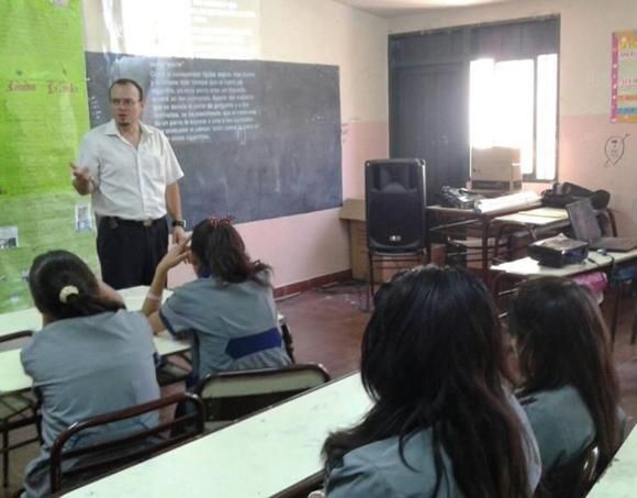 TRABAJO DE CAMPO. Los responsables de las Unidades Municipales de Asistencia en Adicciones, además de recibir consultas y asistir casos, también dictan charlas sobre prevención de adicciones en las escuelas, parroquias, uniones vecinales y demás instituciones. TRABAJO DE CAMPO. Los responsables de las Unidades Municipales de Asistencia en Adicciones, además de recibir consultas y asistir casos, también dictan charlas sobre prevención de adicciones en las escuelas, parroquias, uniones vecinales y demás instituciones.
