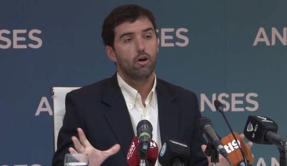 Vía rápida. El titular de la Anses, Emilio Basavilbaso, destacó, por otro lado, que el organismo que encabeza está trabajando ‘para que ninguna jubilación (nueva) tarde más de seis meses‘ en salir, cuando ‘antes tardaban un año‘. Vía rápida. El titular de la Anses, Emilio Basavilbaso, destacó, por otro lado, que el organismo que encabeza está trabajando ‘para que ninguna jubilación (nueva) tarde más de seis meses‘ en salir, cuando ‘antes tardaban un año‘.