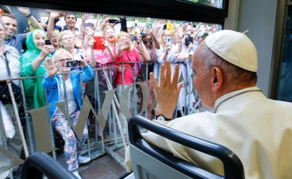 Al más moderno. Francisco subió al modelo de tranvía más moderno de Cracovia, que había sido engalanado con los colores de la bandera del vaticano, amarillo y blanco. Al más moderno. Francisco subió al modelo de tranvía más moderno de Cracovia, que había sido engalanado con los colores de la bandera del vaticano, amarillo y blanco.