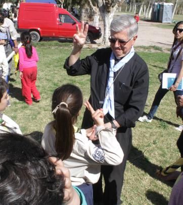 Una visita�Durante toda la mañana monseñor Alfonso Delgado acompañó a los chicos que participaron del campamento. Con un pañuelo colgado en el cuello y con los típicos saludos de los scouts, la máxima autoridad de la Iglesia en San Juan, se divirtió y hasta compartió el almuerzo con los integrantes de los distintos grupos. Una visita�Durante toda la mañana monseñor Alfonso Delgado acompañó a los chicos que participaron del campamento. Con un pañuelo colgado en el cuello y con los típicos saludos de los scouts, la máxima autoridad de la Iglesia en San Juan, se divirtió y hasta compartió el almuerzo con los integrantes de los distintos grupos.