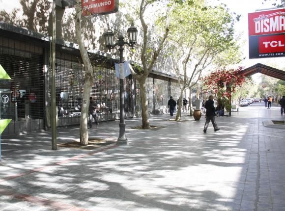 Cerrados: vista de la Peatonal sanjuanina el a&ntilde;o pasado, para la celebraci&oacute;n del empleado de comercio. En los shoppings s&oacute;lo abrieron los cines.