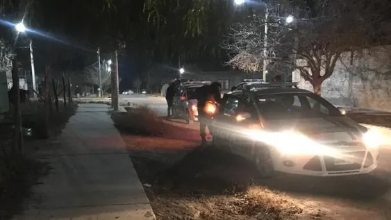 Unas 30 personas jugaban al vóley y las descubrieron: 4 detenidos, entre ellos una policía