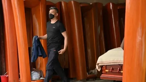 Hong Kong enfrenta morgues desbordadas y falta de ataúdes por una nueva ola de covid