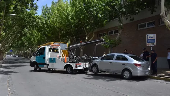 Cruzó sin frenar e impactó de lleno contra un colectivo