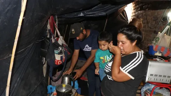 Llevan 3 meses viviendo bajo un nailon y piden que alguien les ayude