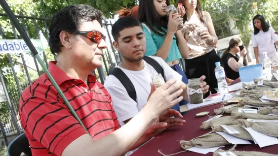 Son estudiantes no videntes y aprendieron a hacer té de aromáticas para generar ingresos