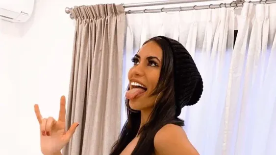 La osada foto de Yaz Asbún sobre la cama