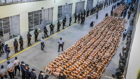 El Salvador: el video que muestra un traslado de detenidos escalofriante