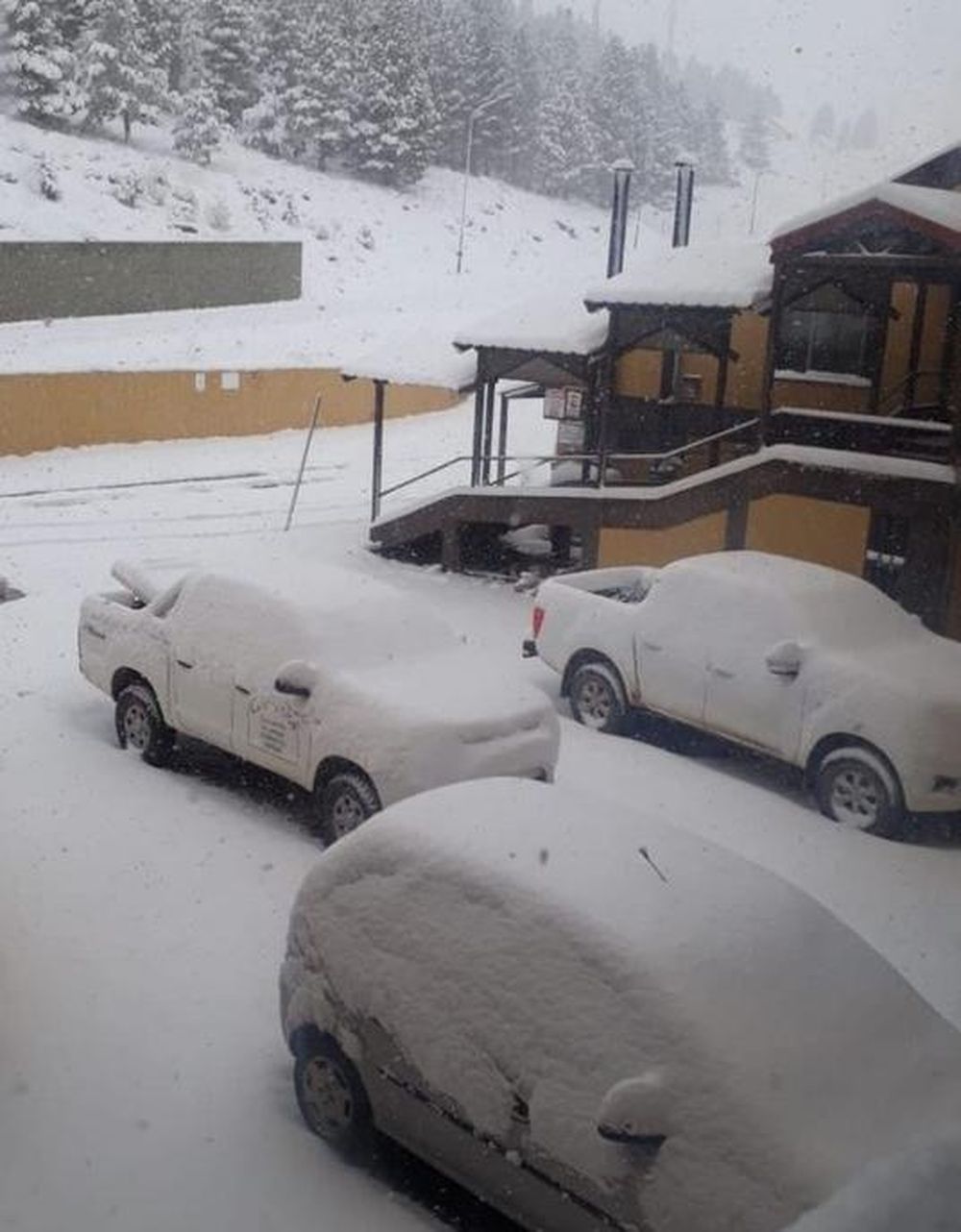 La primera gran nevada de la temporada dejó al centro de esquí Las Leñas cubierto de blanco