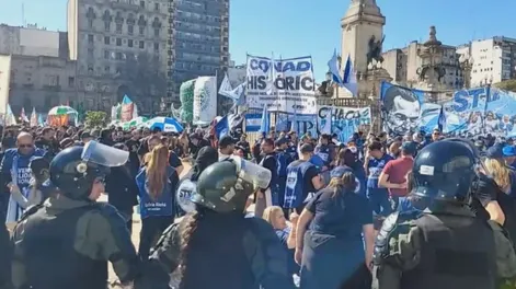 Tensión frente al Congreso: Prefectura aplicó el protocolo antipiquetes y desalojó a los manifestantes