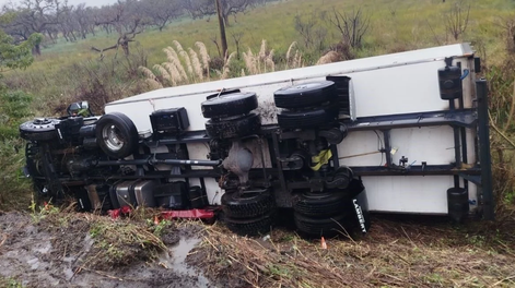 Dos muertos tras un brutal choque entre un auto y un camión