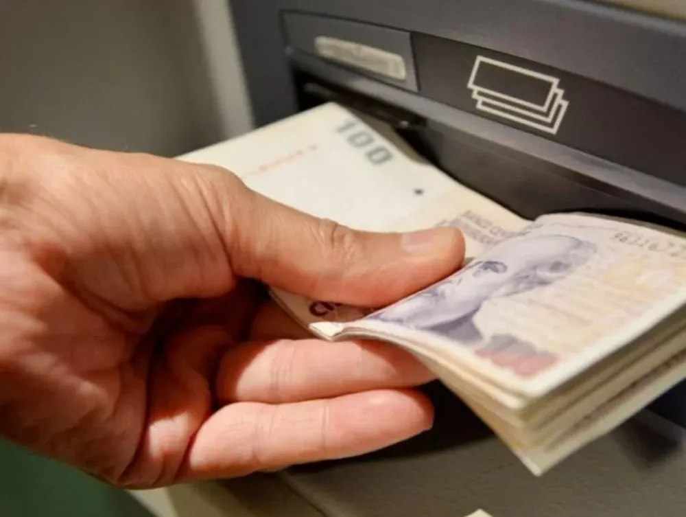 Los bancos volverán a cobrar por retirar dinero del cajero: quienes quedan exentos
